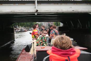 ACdixie duikt onder de lage bruggetjes door