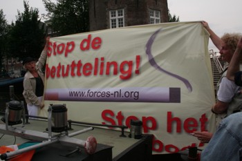 De vlag wordt getoond aan de toeschouwers