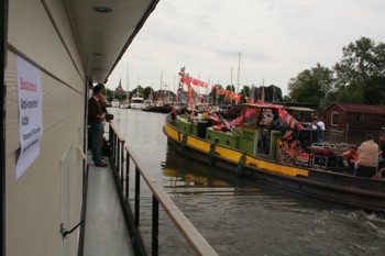 Een feestelijk uitgedoste werkschuit