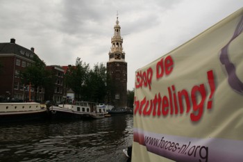 De vlag wordt nog ��n keer getoond bij het verlaten van de grachten