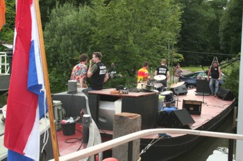 ACdixie installeert zich op de dekschuit